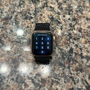 Apple Watch SE. Rose gold.